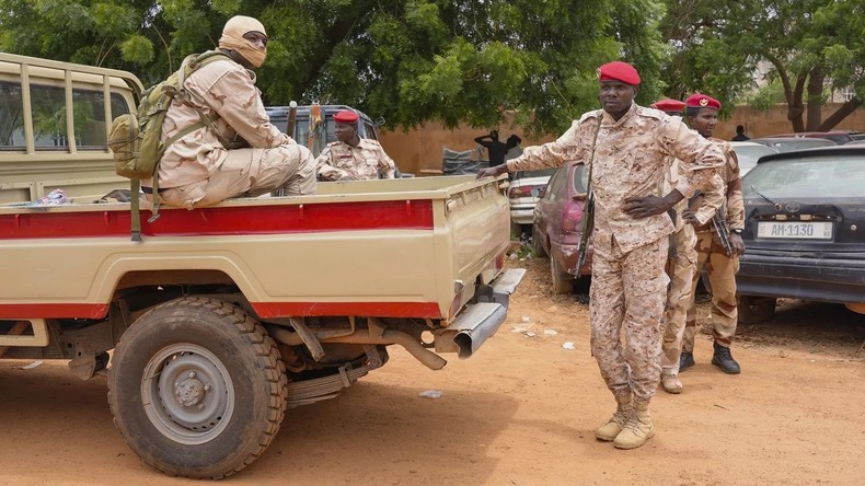 Niger : l'armée arrête neuf personnes et porte secours à une trentaine de civils dans le nord du pays